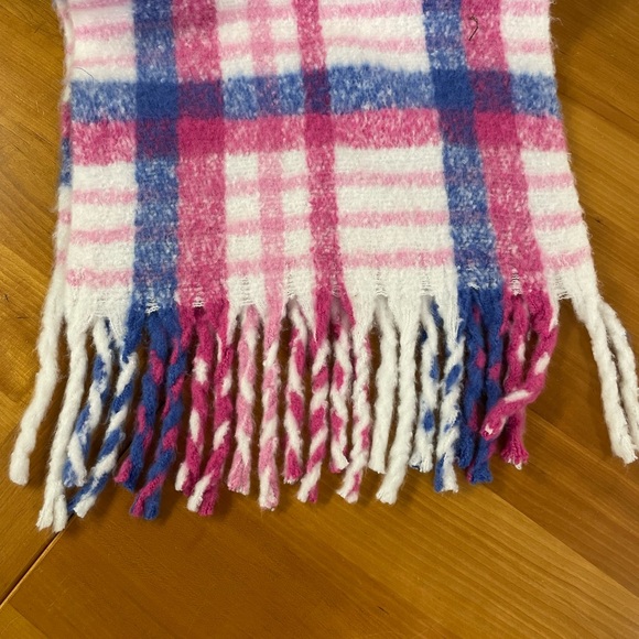 Steve Madden ultra soft thick plaid blanket scarf - Picture 5 of 11